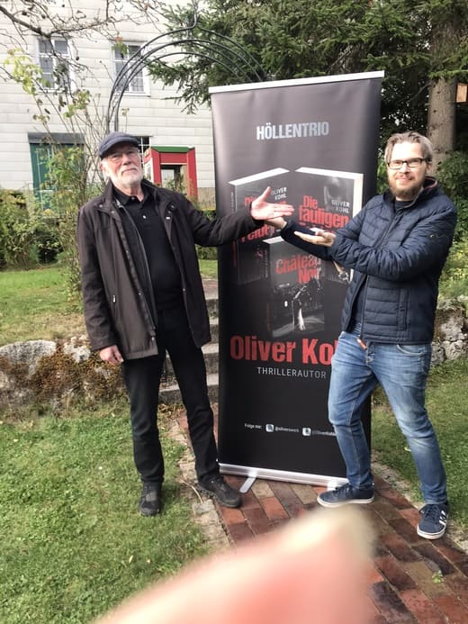 Gemeinschaftsfoto mit Thrillerautor Oliver Kohl und seinem ehemaligen Lehrer und Besucher der Lesung