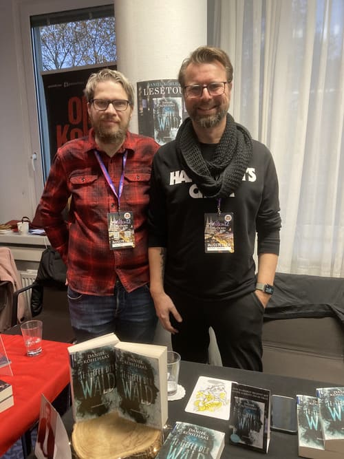 Autor Kohl und ein Kollege auf der Buchmesse