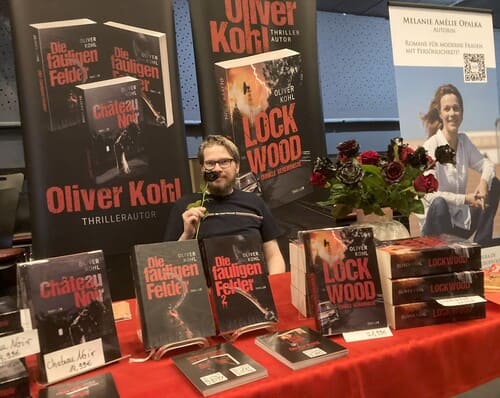 Autor Oliver Kohl mit schwarzer Rose