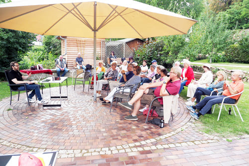 Autor Oliver Kohl liest vor Zuhörern
