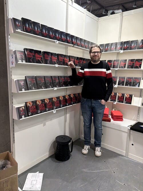 Autor an seinem Stand