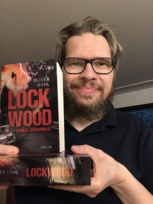 Thrillerautor Oliver Kohl zeigt das Cover seines neuen Thrillers Lockwood