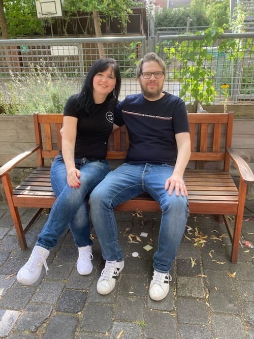 Bloggerin Romy und Autor Oliver posieren für ein gemeinsames Bild