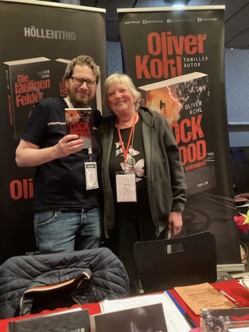 Autor OLiver Kohl posiert mit einer Bloggerin